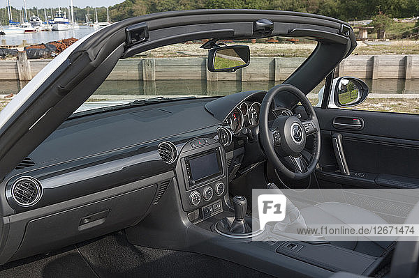 2014 Mazda MX5 Roadster Coupe Künstler: Unbekannt.