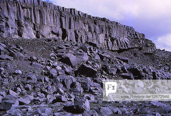 Basaltklippen neben dem Dettifoss  Nordisland  20. Jahrhundert. Künstler: CM Dixon.