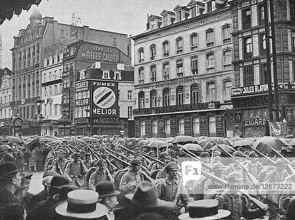 Deutsche Infanterie beim Einmarsch in Brüssel im Regen  1914. Künstler: Unbekannt.