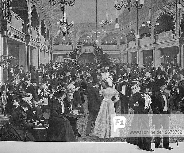 Der Saal der Folies-Bergere  1900. Künstler: Unbekannt.