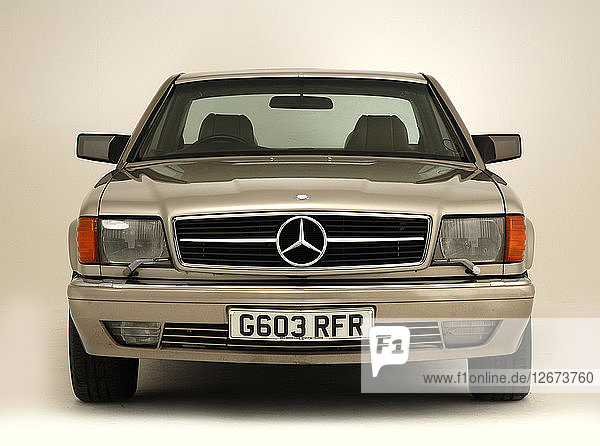 1990 Mercedes Benz 560 SEC Künstler: Unbekannt.