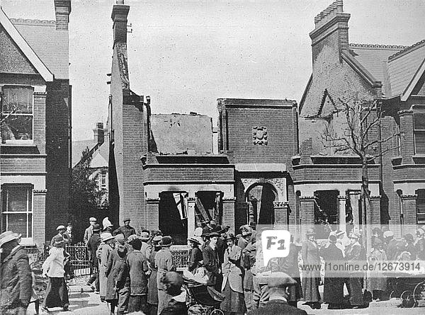 Das Ergebnis eines Luftangriffs: Ein zerstörtes Haus in Southend  1915. Künstler: Unbekannt.