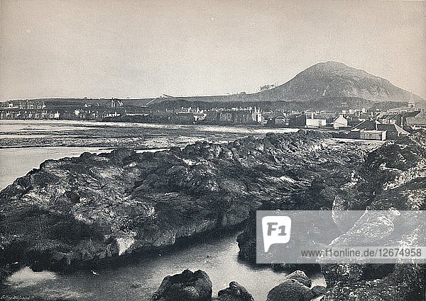 North Berwick - Von den Felsen aus  mit Blick auf North Berwick Law  1895. Künstler: Unbekannt.