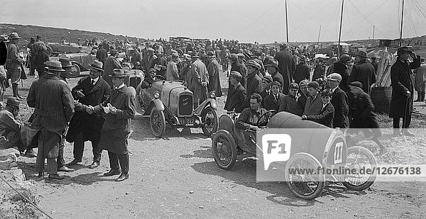 Raymond Mays Bugatti Brescia und JS Chances Enfield Allday  Porthcawl Speed Trials  Wales  1922. Künstler: Bill Brunell.