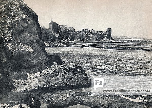 St. Andrews - Das Schloss  von Südosten aus gesehen  1895. Künstler: Unbekannt.