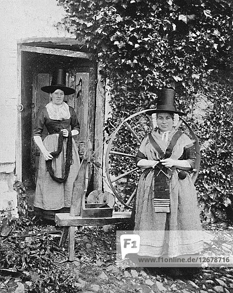 Walisische Frauen mit einem Spinnrad  1912. Künstler: Unbekannt.