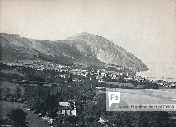 Penmaenmawr - Die Stadt  der Berg und das Meer  1895. Künstler: Unbekannt.