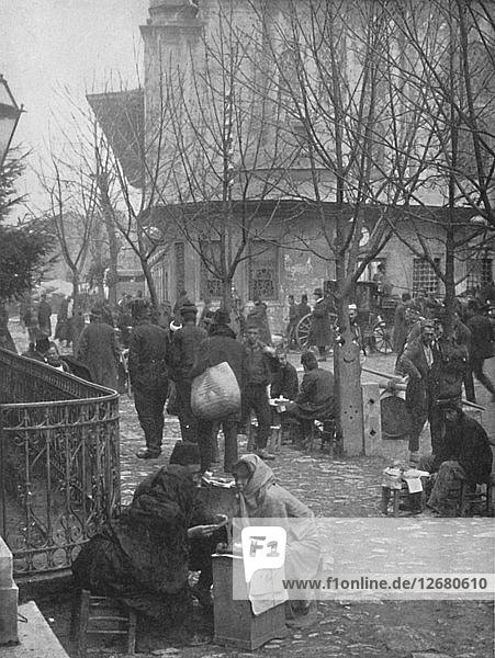 Öffentliche Briefschreiber in einer Straße in Konstantinopel  1913. Künstler: Unbekannt.