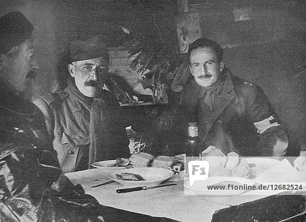 Offiziere des Roten Kreuzes beim Abendessen in einem Unterstand  1914. Künstler: Unbekannt.