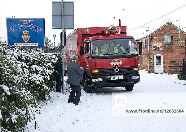 Lastwagen der London Pride Brewery steckt im Schnee fest 2009 Künstler: Unbekannt.