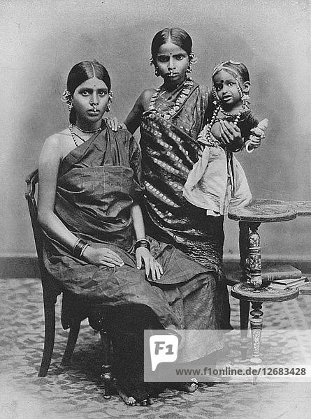 Tamilische Damen mit Fern- und Zehenschmuck  um 1890  (1910). Künstler: Alfred William Amandus Platte.