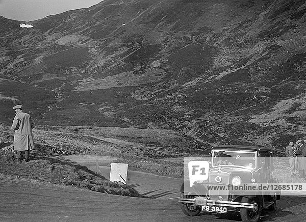 Morris Ten Limousine von Miss JEB Richardson bei der RSAC Scottish Rally  Devils Elbow  Glenshee  1934. Künstler: Bill Brunell.