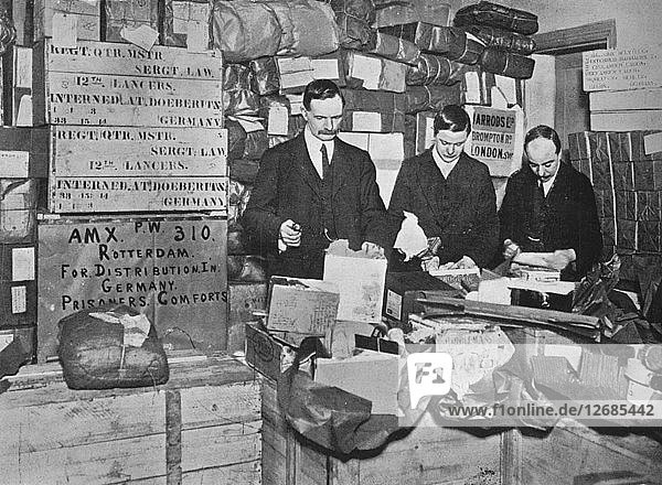 Verpacken von Geschenken für den Versand an britische Gefangene in Deutschland  1915. Künstler: Unbekannt.