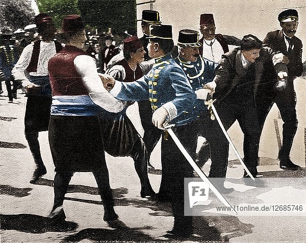 Verhaftung von Gavrilo Princip  dem Attentäter auf Erzherzog Franz Ferdinand  1914. Künstler: Unbekannt.