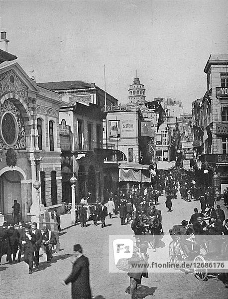 Straßenansicht in Galata vom Ende der Brücke aus  Konstantinopel  1913. Künstler: Unbekannt.