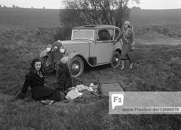 Drei Frauen beim Picknick während einer Testfahrt mit einem Triumph Scorpion  1931. Künstler: Bill Brunell.