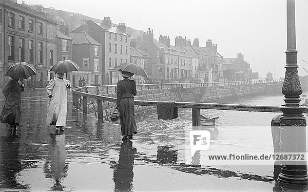 Ein Regentag in der Pier Road  Whitby  North Yorkshire  1896-1920. Künstler: Alfred Newton & Söhne.