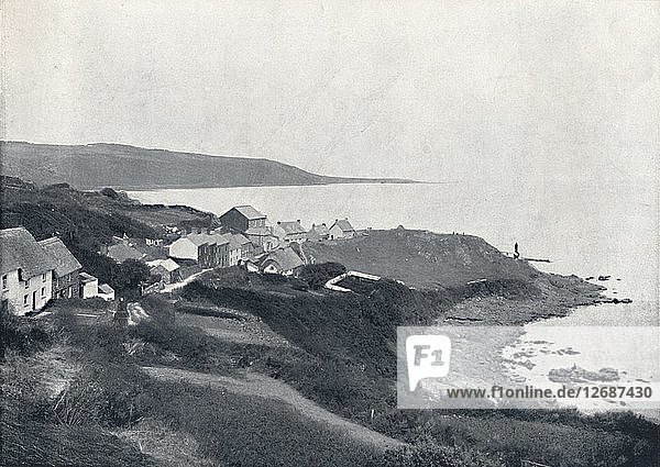 Coverack - Die Bucht und das Dorf  1895. Künstler: Unbekannt.