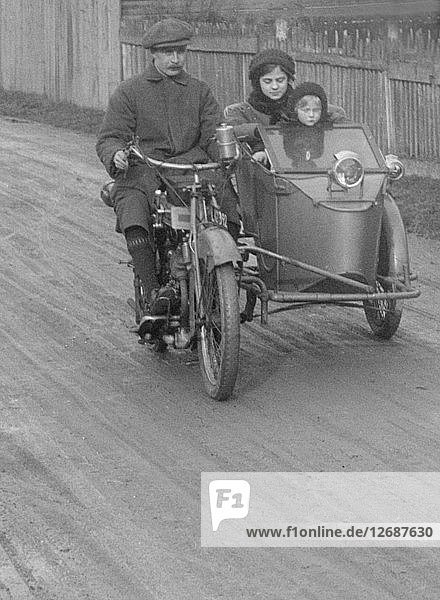 Bill Brunell fährt ein Clyno-Motorrad mit Beiwagen  um 1920. Künstler: Bill Brunell.
