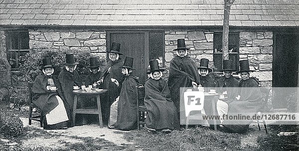 Eine walisische Teegesellschaft  1912. Künstler: Unbekannt.