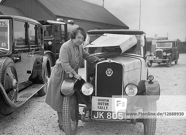 Mrs. JW McClintock mit ihrer Triumph-Limousine bei der B&HMC Brighton Motor Rally  1930. Künstler: Bill Brunell.