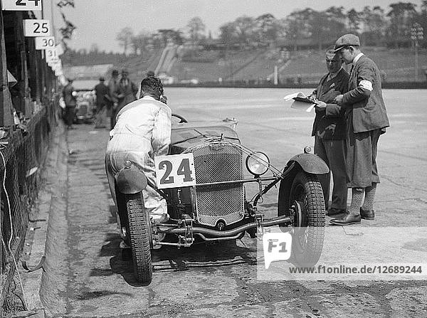 JCC Double Twelve Rennen  Brooklands  8/9 Mai 1931. Künstler: Bill Brunell.