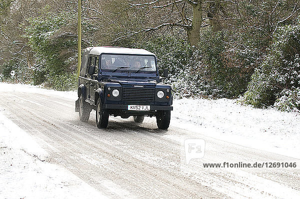 2002 Land Rover Defender auf einer verschneiten Straße  2009 Künstler: Unbekannt.