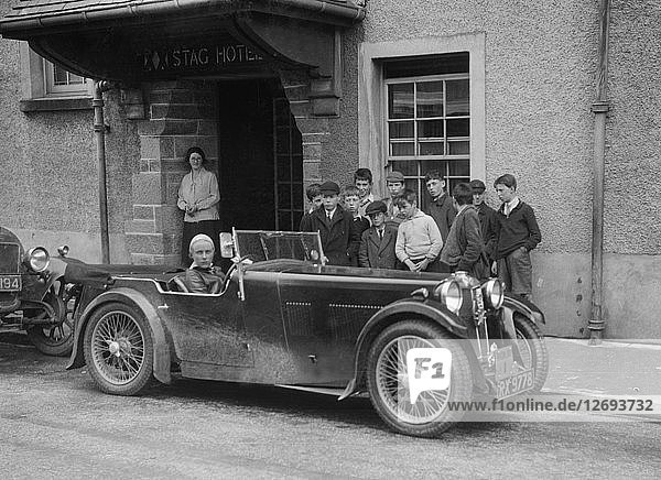 Kitty Brunell in ihrem MG Magna vor dem Stag Hotel  Edinburgh  RSAC Scottish Rally  1932. Künstler: Bill Brunell.