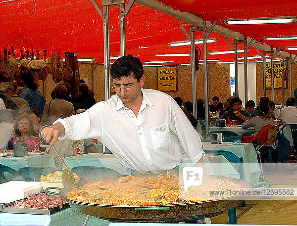 Mediterrane Küche  Koch bei der Zubereitung einer Paella  Feria de Abril (Aprilmesse) 2002.