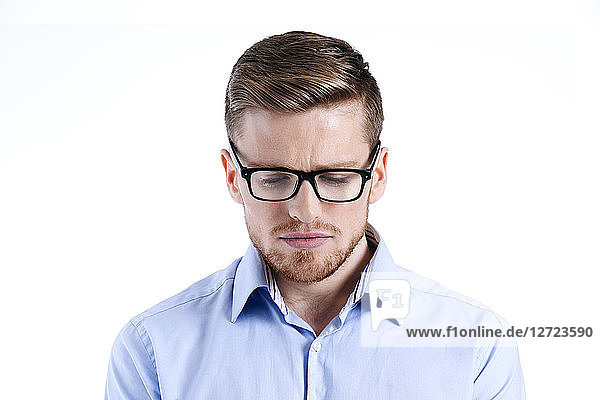 Mann im blauen Hemd  Brille  Bart  weißer Hintergrund.