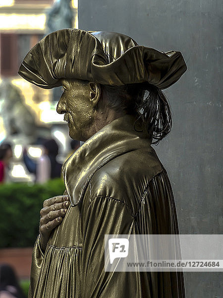 Italien  Toskana  Florenz  verkleidete Figur vor der Uffizien-Galerie