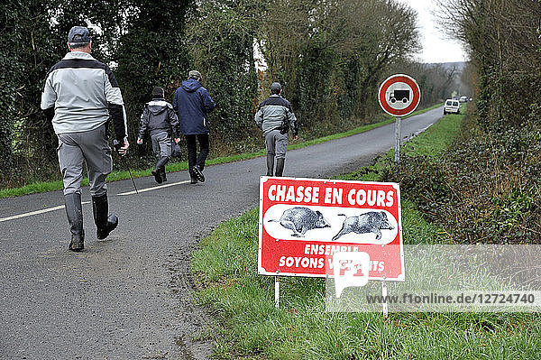 Frankreich  Beamte der französischen Umweltpolitik auf Patrouille im Wald während einer Jagd im Departement Loire-Atlantique  Schild mit Ankündigung einer Wildschweinjagd.