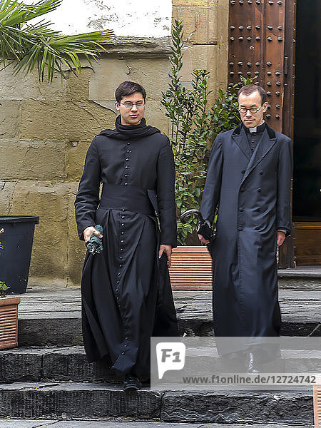 Italien  Toskana  Florenz  zwei Priester in Soutane  die aus einer Kirche kommen