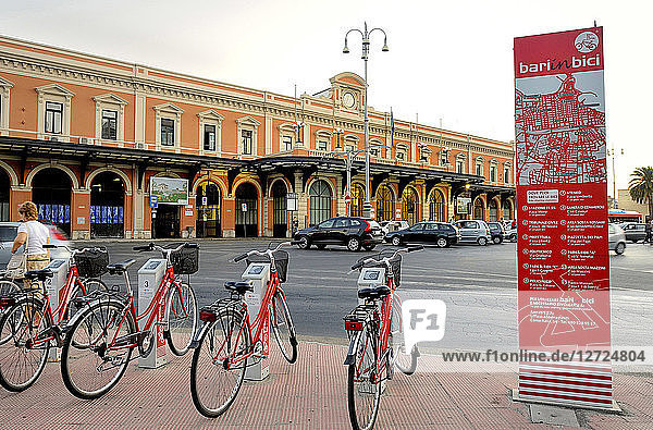 Italien  Süditalien  Region Apulien  Fahrradverleih vor dem Bahnhof von Bari