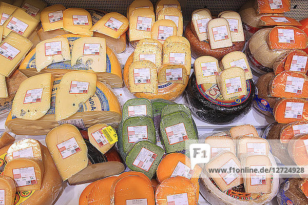Frankreich  Abteilung Käse im Supermarkt.