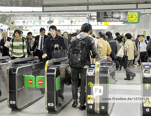 Japan  Tokio  automatische Schranken in der U-Bahn