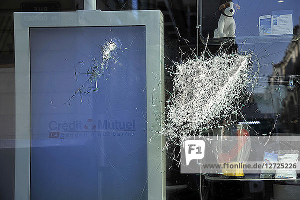 Frankreich  Nantes  Schaufenster der Credit Mutuel Bank nach Ausschreitungen während einer Demonstration beschädigt  Schäden am Glas.