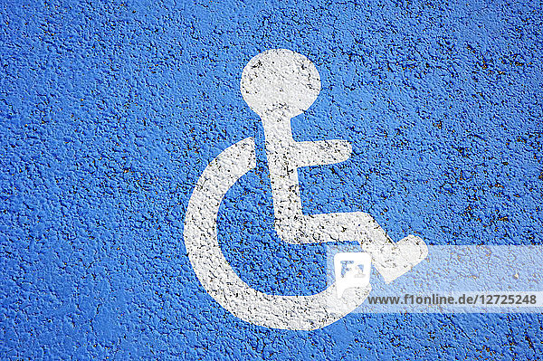Frankreich  Region Rhône-Alpes  Departement Ardeche  Dorf Lalouvesc  Parkplatz für eine behinderte Person  Behinderung und Mobilität.