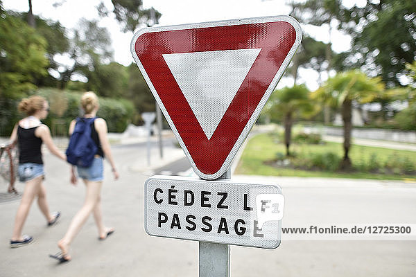 Frankreich   Pyla sur Mer  Ocean Boulevard   Vorfahrt   Radweg   Fußgängerzone