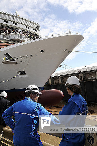 Frankreich  STX Europe-Werft in Saint-Nazaire  Norwegian Epic-Kreuzfahrtschiff  das für das US-Unternehmen NCL gebaut wird  Mitarbeiter im Vordergrund  Westfrankreich.