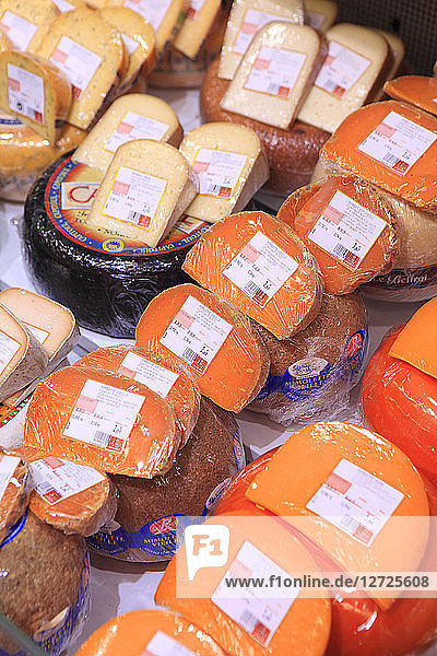 Frankreich  Abteilung Käse im Supermarkt.