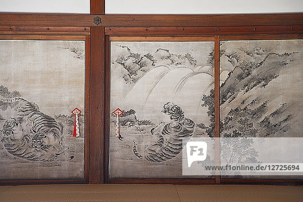 Japan,  Zentral-Kyoto,  Innenansicht mit den handbemalten Fusuma-Schiebetüren des Tigerzimmers in der Shodaibunoma-Halle im Kaiserpalast von Kyoto