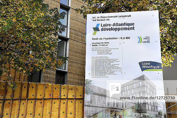 Frankreich  Stadt Nantes  Tafel vor einer Baustelle eines Verwaltungsgebäudes für das Departement Loire-Atlantique.