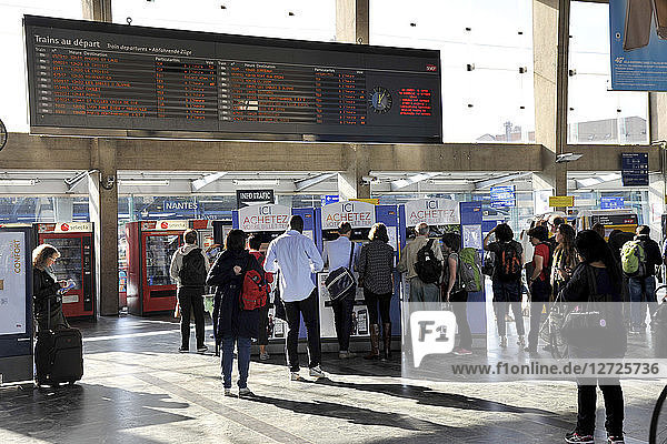 Frankreich  Nantes Stadt  Reisende in der Abfahrtshalle des Bahnhofs  Menschen kaufen Fahrkarten an Fahrkartenautomaten.
