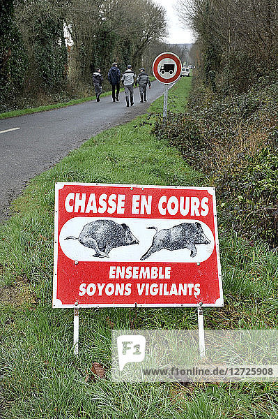 Frankreich  Beamte der französischen Umweltpolitik auf Patrouille im Wald während einer Jagd im Departement Loire-Atlantique  Schild mit Ankündigung einer Wildschweinjagd.