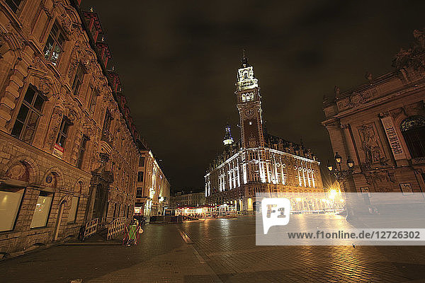 Frankreich  Nordfrankreich  Nord  Lille bei Nacht  Industrie- und Handelskammer  beleuchteter Glockenturm