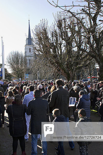 Frankreich  Nordwestfrankreich  Bretagne  Les Moutiers-en-Retz  Versammlung der Republikaner zum Gedenken an die Opfer des Charlie Hebdo-Anschlags (07/01/2015) vor dem Rathaus  11. Januar 2015