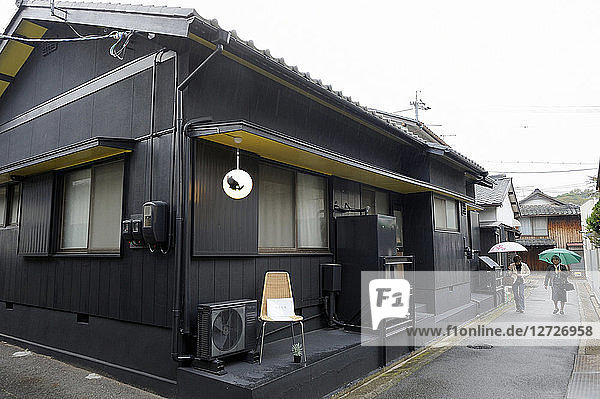 Japan  Insel Naoshima  rehabilitiertes Haus der Benesse Art Site
