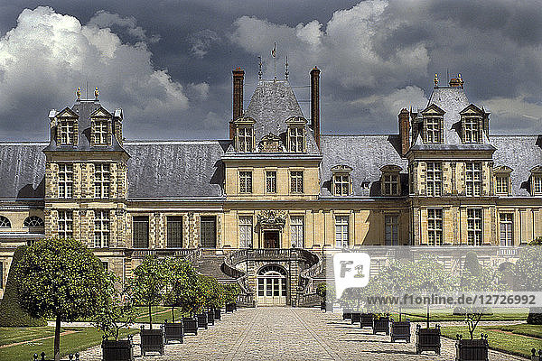 Gesamtansicht des Schlosses Fontainebleau  Hauptgang und Haupttreppe