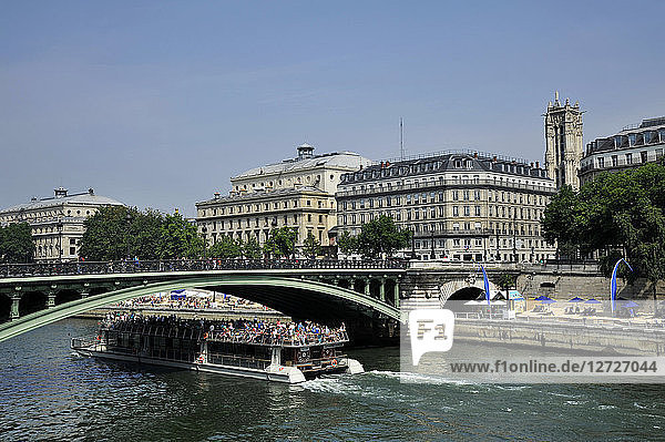 Frankreich  Paris City  Flussschiff mit Besuchern auf der Seine unter der Notre-Dame-Brücke.
